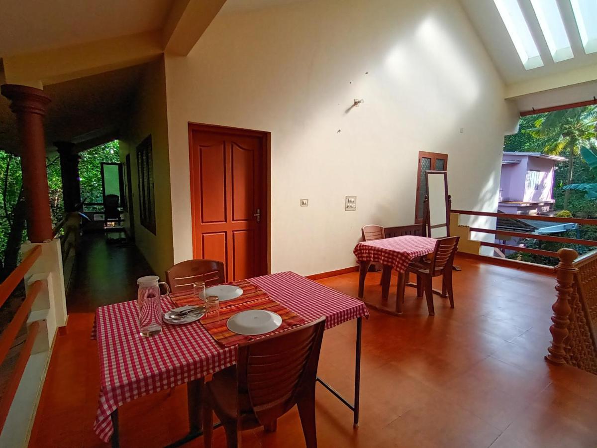 Ivory Coaste Hotel Канур Екстериор снимка
