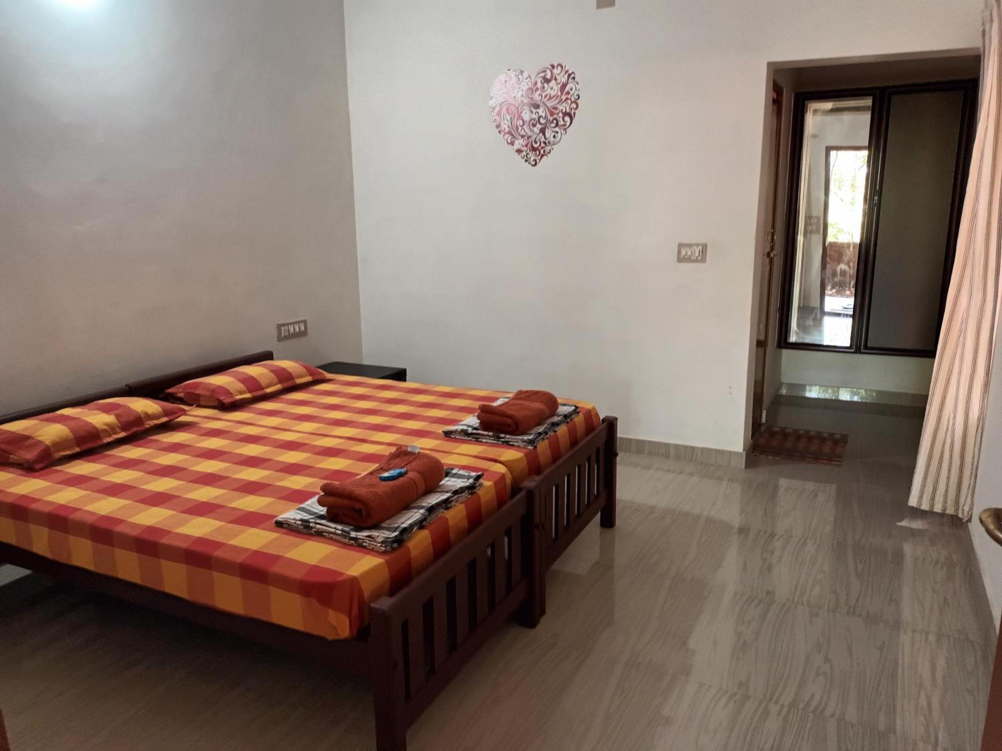 Ivory Coaste Hotel Канур Екстериор снимка