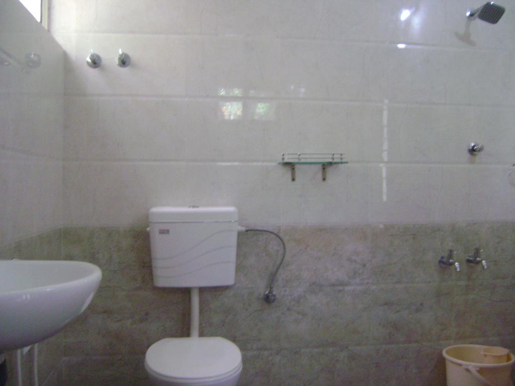 Ivory Coaste Hotel Канур Екстериор снимка