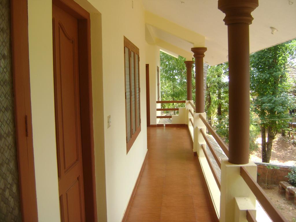 Ivory Coaste Hotel Канур Екстериор снимка
