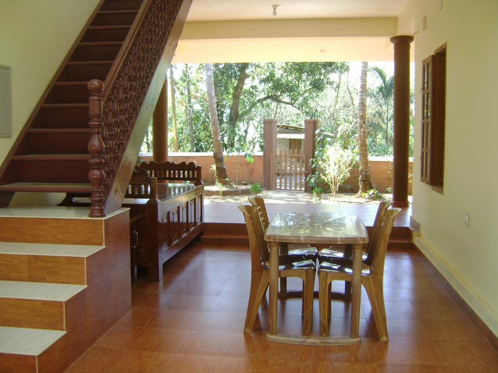 Ivory Coaste Hotel Канур Екстериор снимка