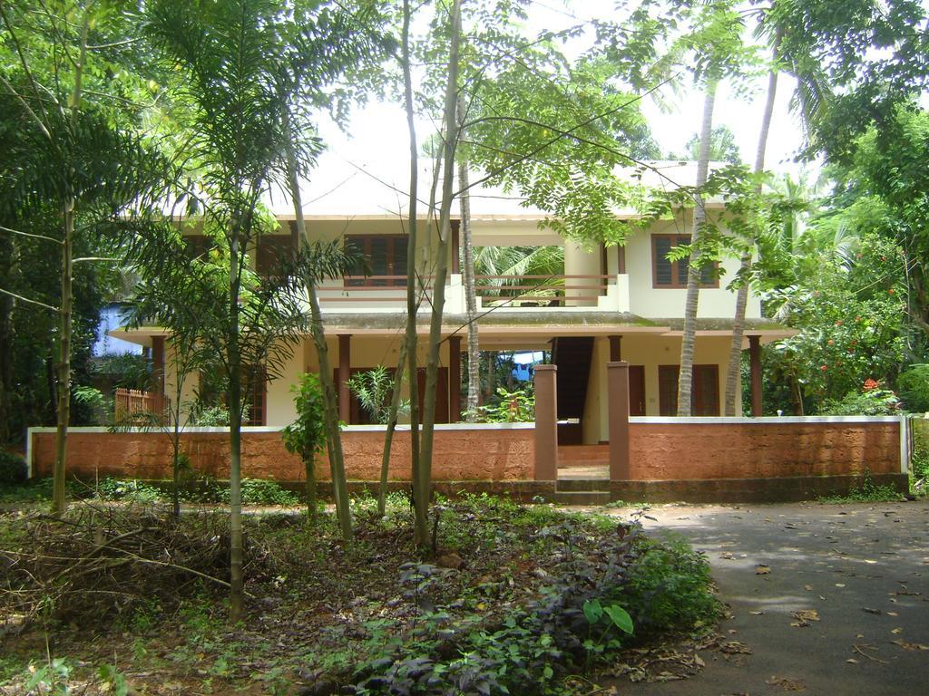 Ivory Coaste Hotel Канур Екстериор снимка